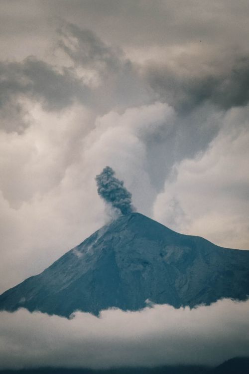 Sander Hupkes Art in Antigua Guatemala - Fuego vulcano