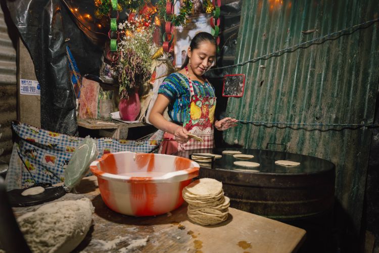 Sander Hupkes Art in Antigua Guatemala - Woman making tortillas