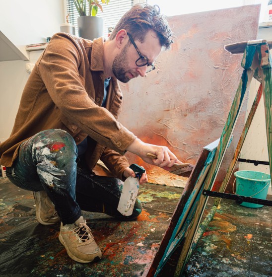 Visual artist Apeldoorn working in his studio - Sander Hupkes Art